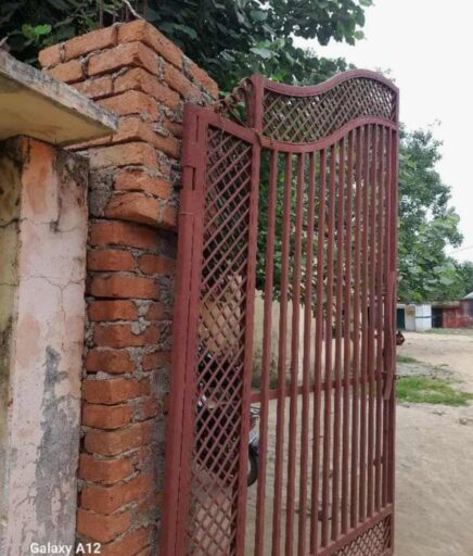 दुर्घटना को दावत देता प्राथमिक विद्यालय सह ब्लॉक संसाधन केन्द्र सोहनपुर