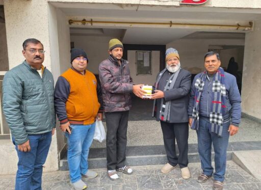 रेड क्रॉस सोसायटी गाजियाबाद इकाई ने मरीज को दवाई देकर लोगो को दी मरीजों की मदद करने की प्रेरणा।