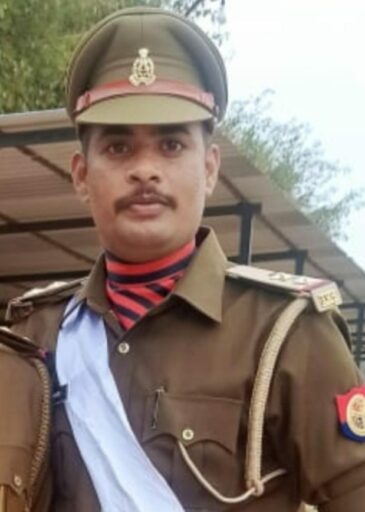 रायबरेली। खीरों थाना क्षेत्र में सड़क हादसे में सेमरी चौकी इंचार्ज चमन सिंह की दर्दनाक मौत हो गई।