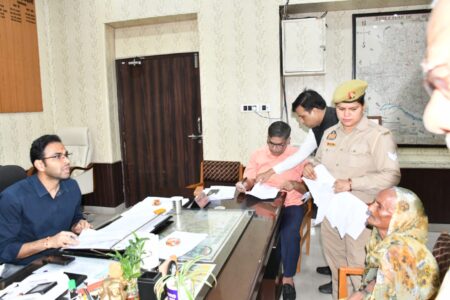 जनता दर्शन में असहाय वृद्ध महिला की समस्या का जिलाधिकारी ने कराया तत्काल समाधान