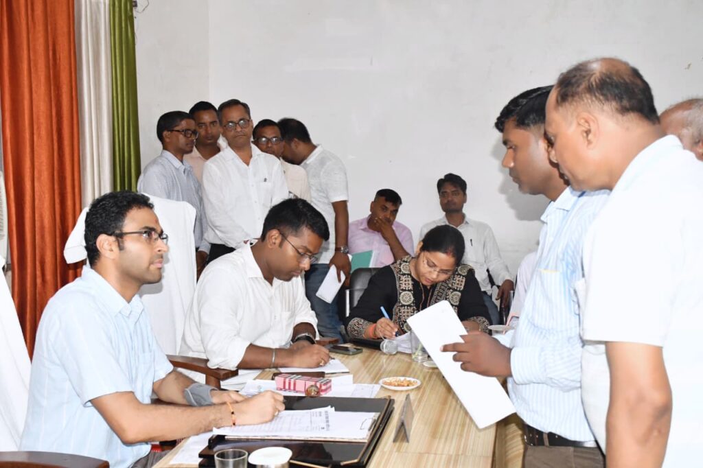 डीएम की अध्यक्षता में सलेमपुर तहसील में संपूर्ण समाधान दिवस आयोजित