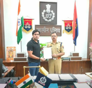 लूटकांड के सफल खुलासे पर एसओजी प्रभारी रिंकू सिंह सम्मानित, एसपी ने प्रशस्ति-पत्र देकर बढ़ाया उत्साह