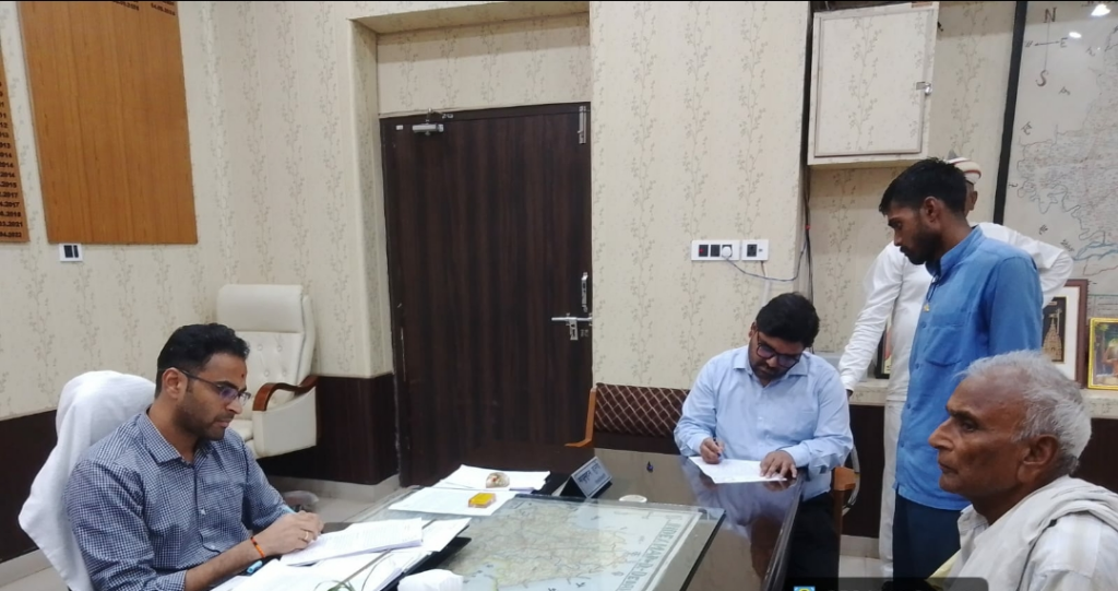 जनता दर्शन में आए फरियादियों की समस्याओं के समाधान के लिए अधिकारियों को दिए निर्देश