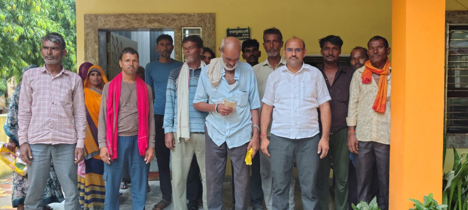 चिरगांव में गरीब मजदूर संघ ने बीडीओ को सौंपा ज्ञापन, मजदूरी भुगतान की उठाई मांग