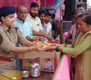 शिवभक्तों पर पुष्पवर्षा कर सहायक पुलिस आयुक्त ने दिया आस्था और सौहार्द का संदेश