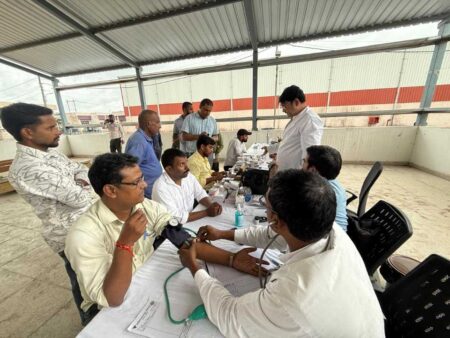 श्रमिकों के स्वास्थ्य परीक्षण के साथ बनाए गए 80 आयुष्मान कार्ड