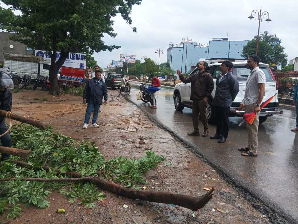 बारिश और तेज हवाओं के बीच डीएम ने शहर का लिया जायजा, व्यवस्थाएं दुरुस्त रखने के दिए निर्देश