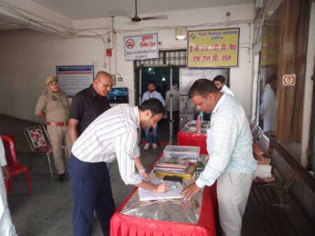 जिलाधिकारी ने किया एफएलसी कार्य का निरीक्षण, राजनीतिक दलों के प्रतिनिधियों की मौजूदगी में हो रही जांच