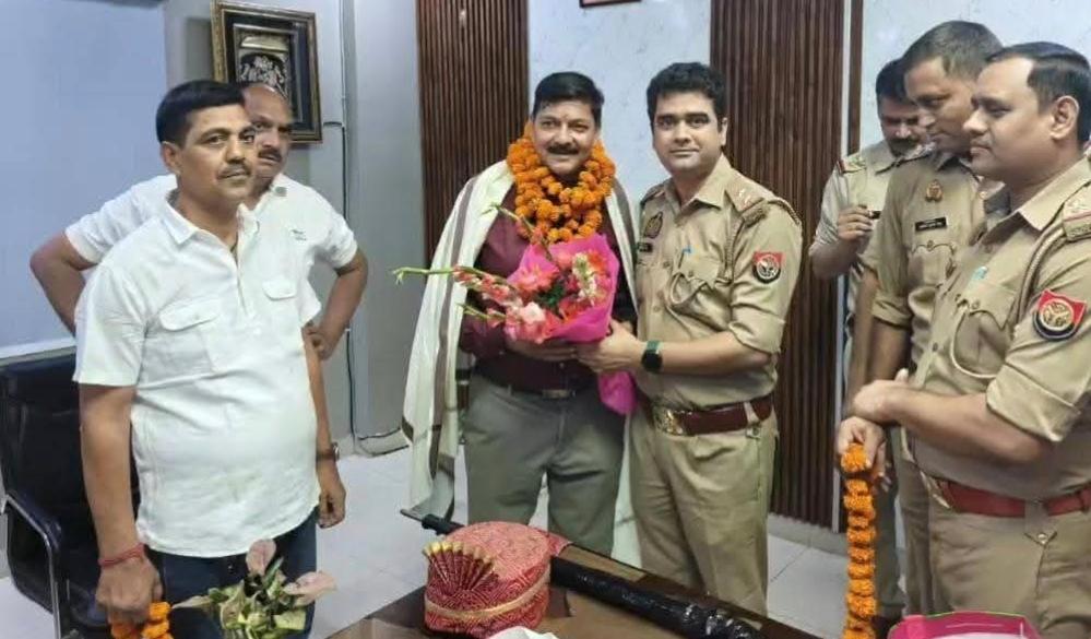 41 वर्षों की शानदार सेवा के बाद दरोगा सत्येंद्र शर्मा सेवानिवृत्त, पुलिस विभाग ने दी भावभीनी विदाई